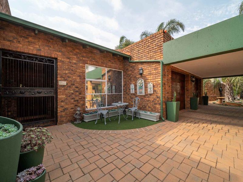 Spacious Sun-Filled 3 Bed, 3.5 Bath Cluster in Beyers Park - Photo 3