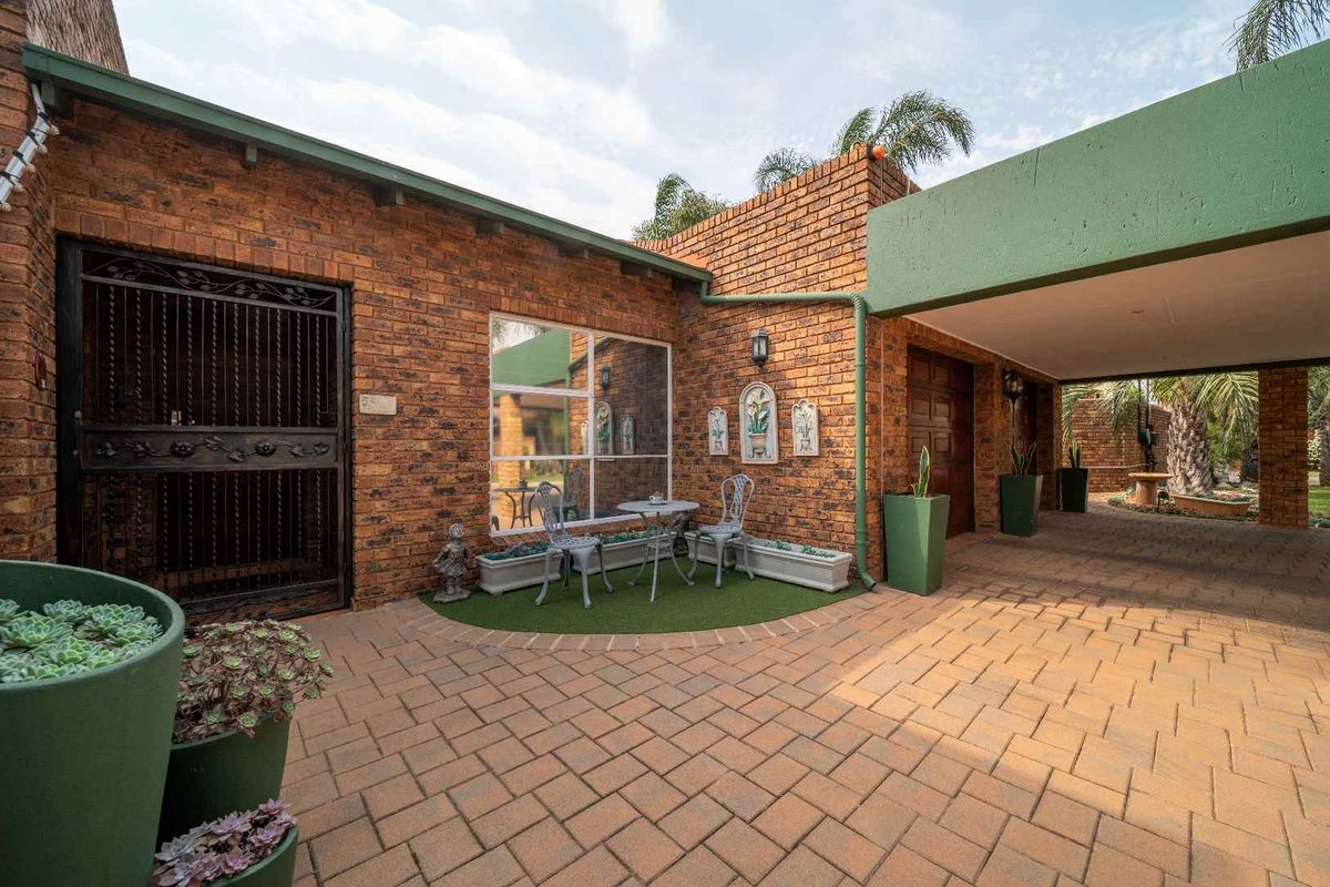 Spacious Sun-Filled 3 Bed, 3.5 Bath Cluster in Beyers Park - Photo 3
