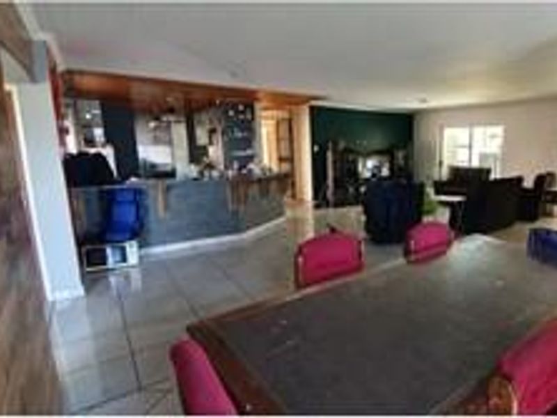 Charming and Well-Maintained 5 Bedroom Family Home with a Tranquil Garden - Photo 3