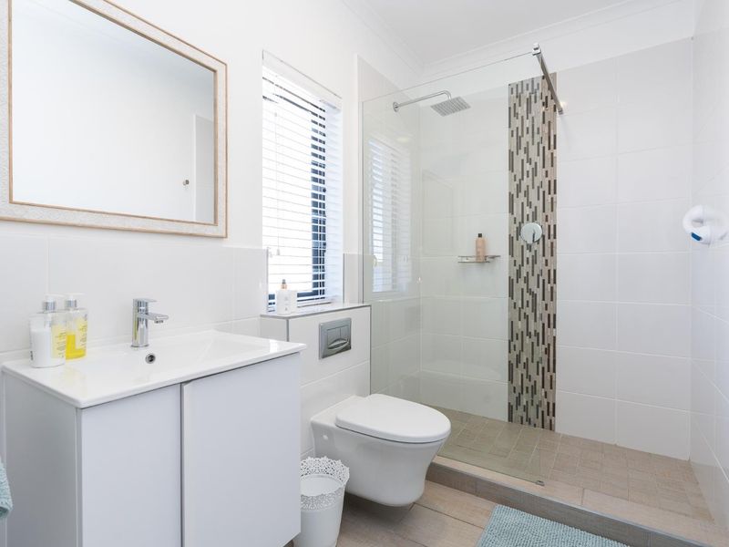 Easy living with seamless indoor-outdoor flow - Photo 10