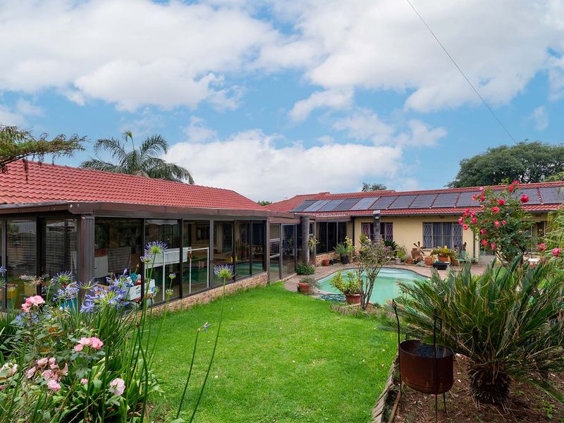 Spacious 6 Bedroom Family Home in a Secure and Sought-After Enclosure in Van Riebeeck Park - Photo 3