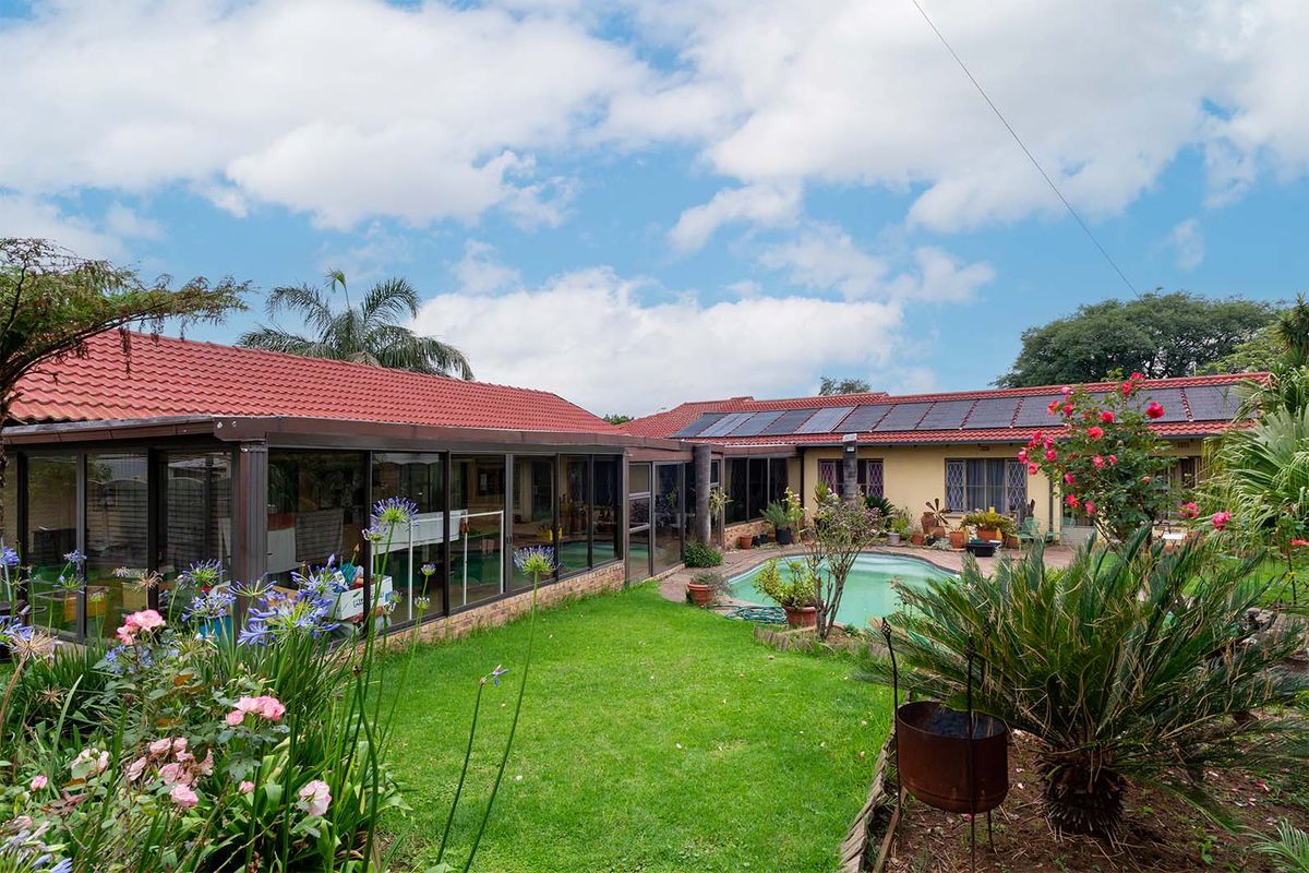 Spacious 6 Bedroom Family Home in a Secure and Sought-After Enclosure in Van Riebeeck Park - Photo 3