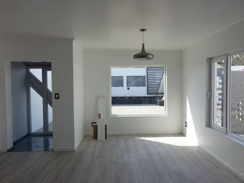 LUXURIOUS RENOVATED HOUSE PLUS COTTAGE ON LARGE ERF - Photo 8