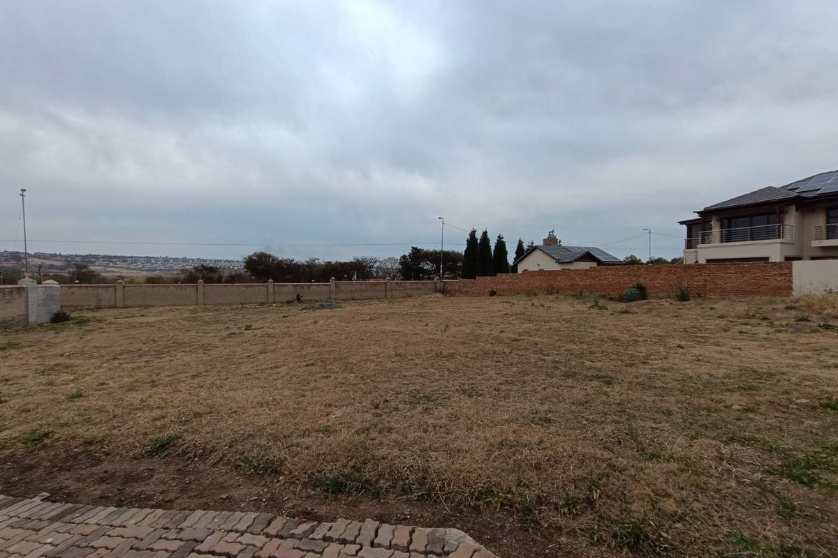 HEUWELSIG SECURITY ESTATE - 1497m2 VACANT LAND WITH APPROVED PLANS - Photo 3