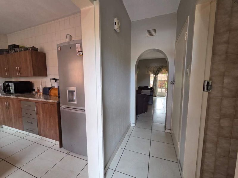 Spacious Duplex Available in Westwood Place - Photo 7