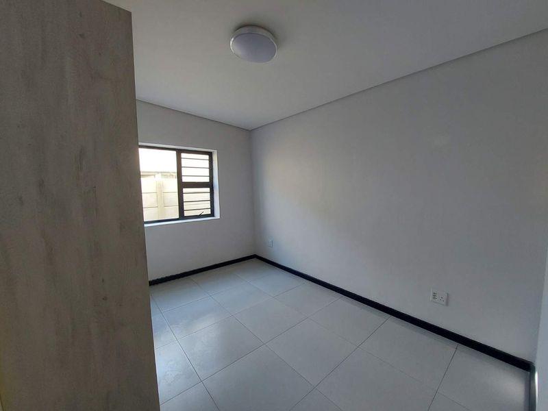 Stunning 2 Bedroom Semi-detached home in Wynberg. - Photo 6