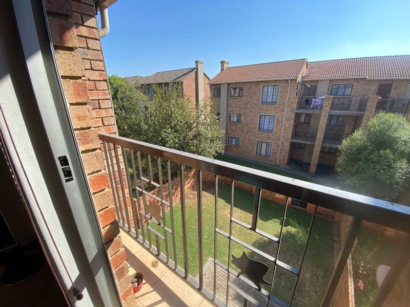 2 Bedroom Apartment / Flat in Eco Park Estate, Centurion. - Photo 8