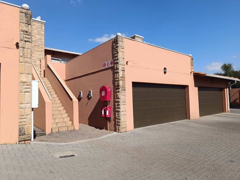 A beautifully maintained villa in the highly sought-after suburb of Glen Marais is now available for sale in the exclusive Complex of Villa Zanru - Photo 4