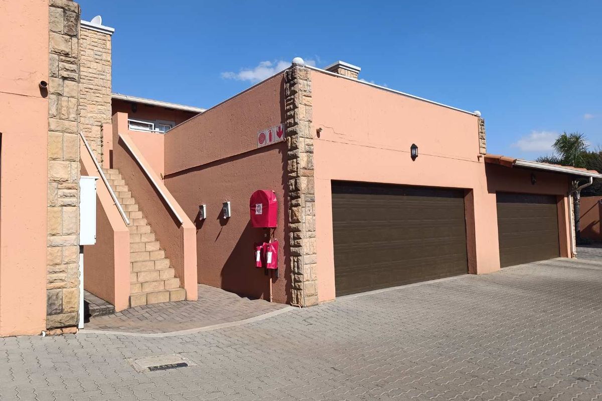 A beautifully maintained villa in the highly sought-after suburb of Glen Marais is now available for sale in the exclusive Complex of Villa Zanru - Photo 4