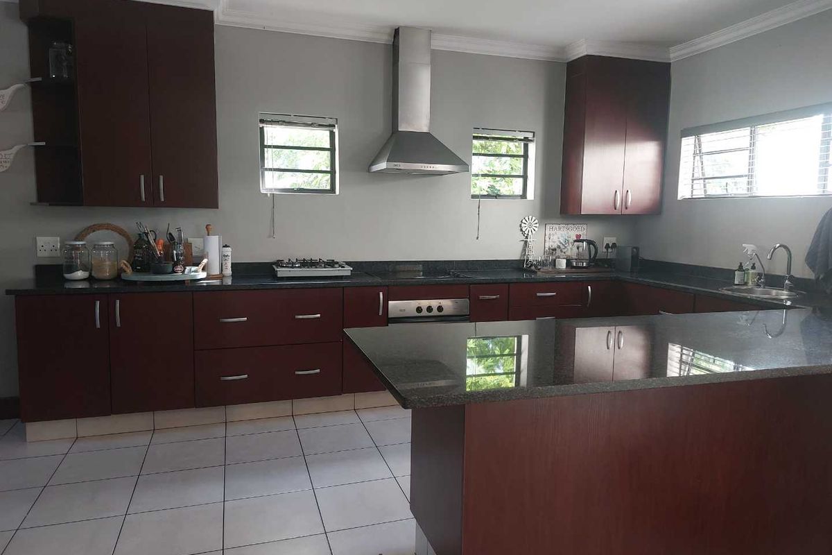 Modern 3 bedroom home in Secure Estate - Photo 5