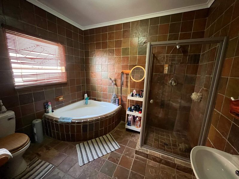 4 Bedroom Family Home with Private 2 Bedroom Flat in a Sought-After Neighbourhood - Photo 8