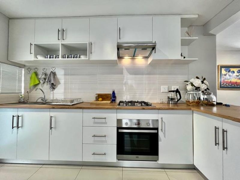 2 Bedroom Townhouse TO LET in Kleine Kuppe - Photo 7