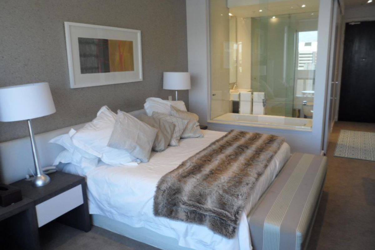 LUXURIOUS DESIGNER STUDIO APARTMENT IN THE ICONIC SANDTON SKYE - Photo 4