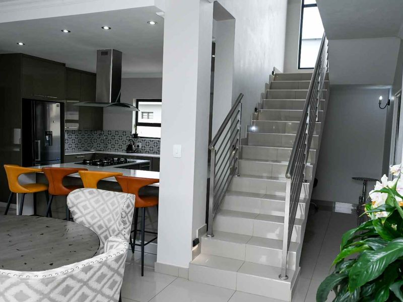 Magnificent Modern 4 Bedroom, 3,5 Bathroom House to Rent in the sought after Six Fountains Estate. Ideal for the Executive or an Embassy. - Photo 4