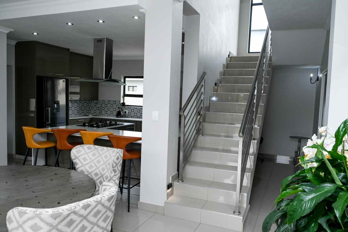 Magnificent Modern 4 Bedroom, 3,5 Bathroom House to Rent in the sought after Six Fountains Estate. Ideal for the Executive or an Embassy. - Photo 4