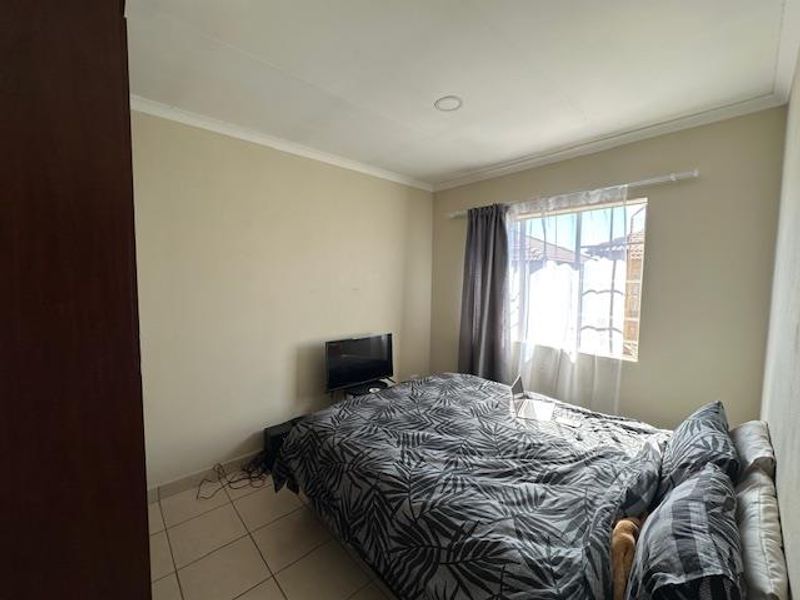 Spacious 3-Bedroom Duplex Townhouse in Annlin - Photo 9