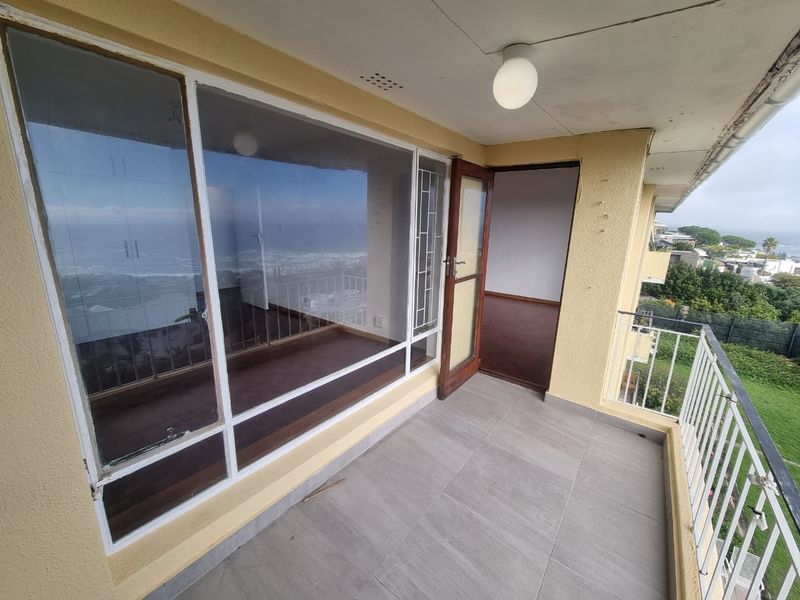 Newly Renovated Unfurnished 3-Bedroom Apartment To Rent in Camps Bay - Photo 10
