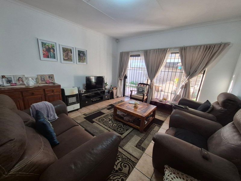 Spacious 3-Bedroom Simplex in Lifestyle Complex - Photo 8