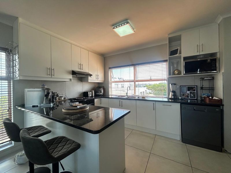 Modern 2-Bedroom Triplex in SOHO, Parklands North - Photo 9