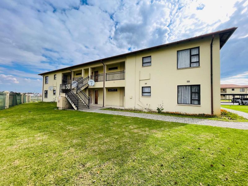 Beautiful First-Floor Apartment in Secure Estate! - Photo 3
