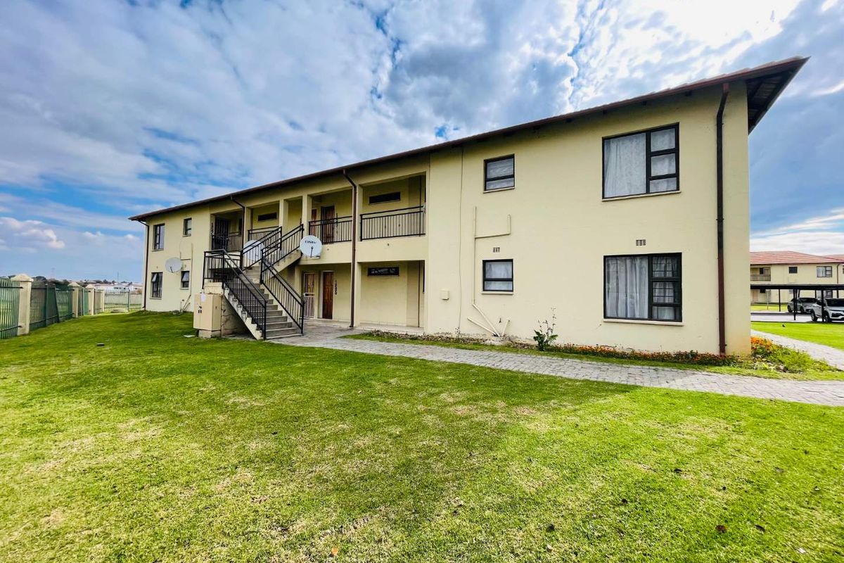 Beautiful First-Floor Apartment in Secure Estate! - Photo 3