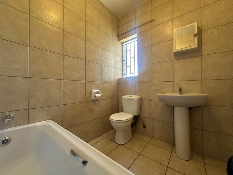 Experience contemporary living at its best in this stylish apartment, ideally situated near Fourways and Northgate Mall. - Photo 10