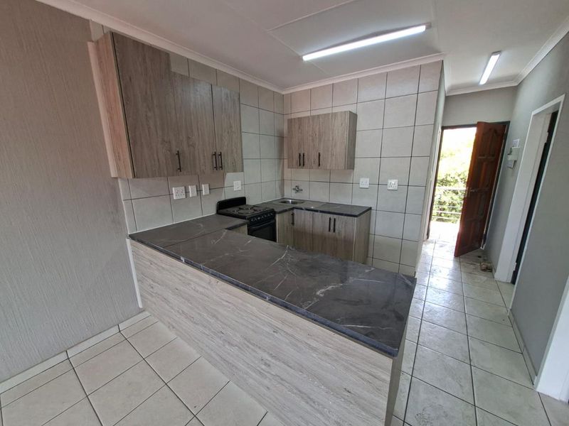 Newly Renovated Townhouse - Photo 4