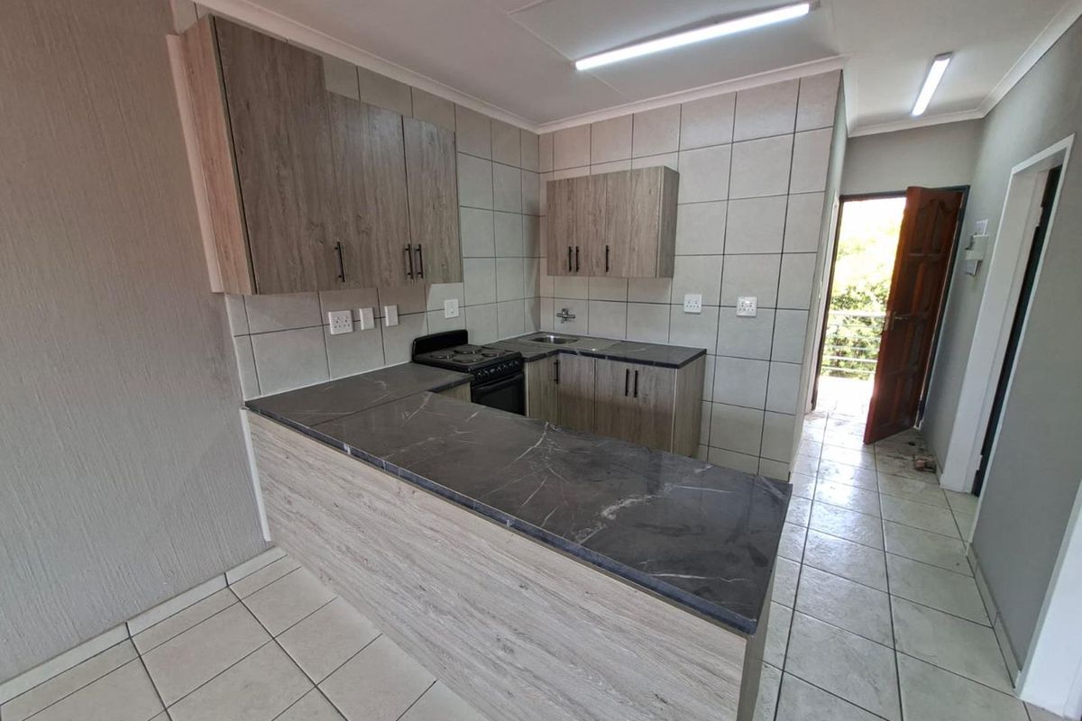 Newly Renovated Townhouse - Photo 4