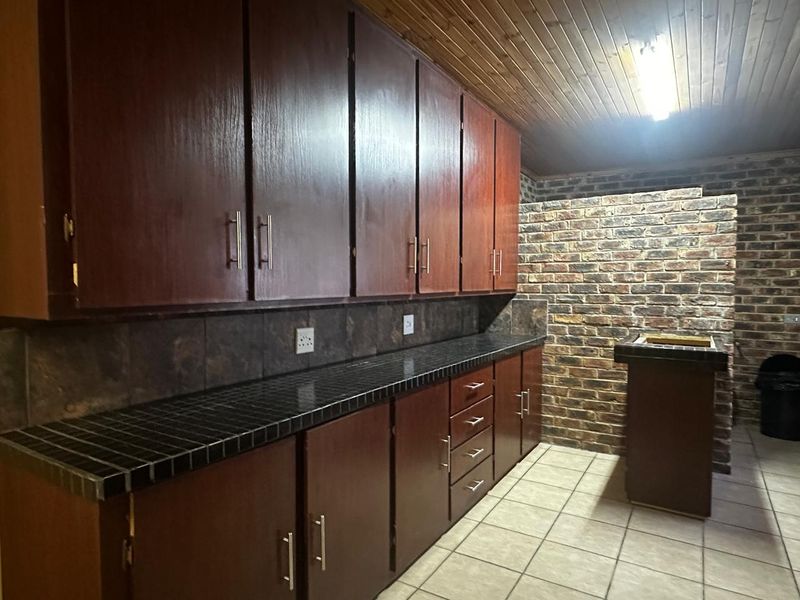 Home in Dealesville – A Must-See! - Photo 2