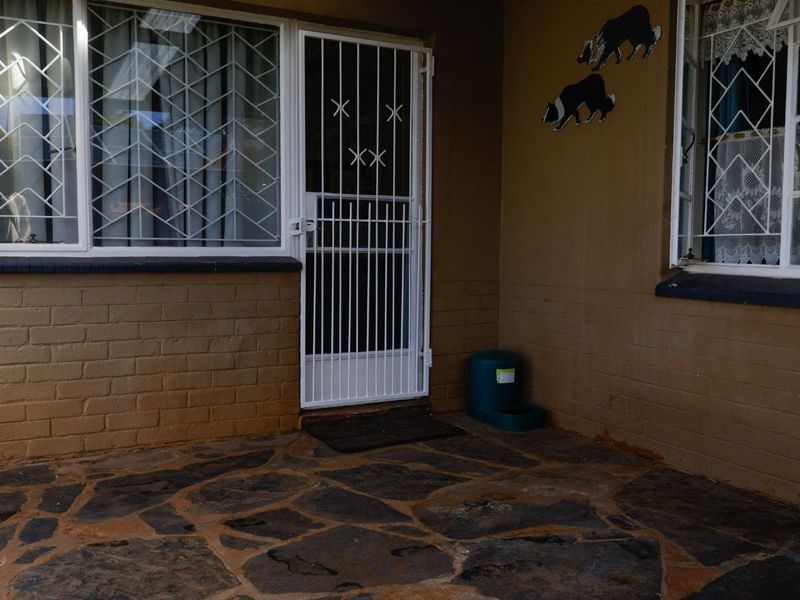 Charming Valhalla Original with Modern Finishes & Expansive Garden - Photo 4