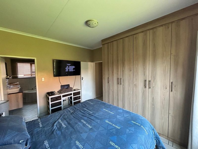 Charming 3-Bedroom Home with Luxurious Amenities - Photo 4