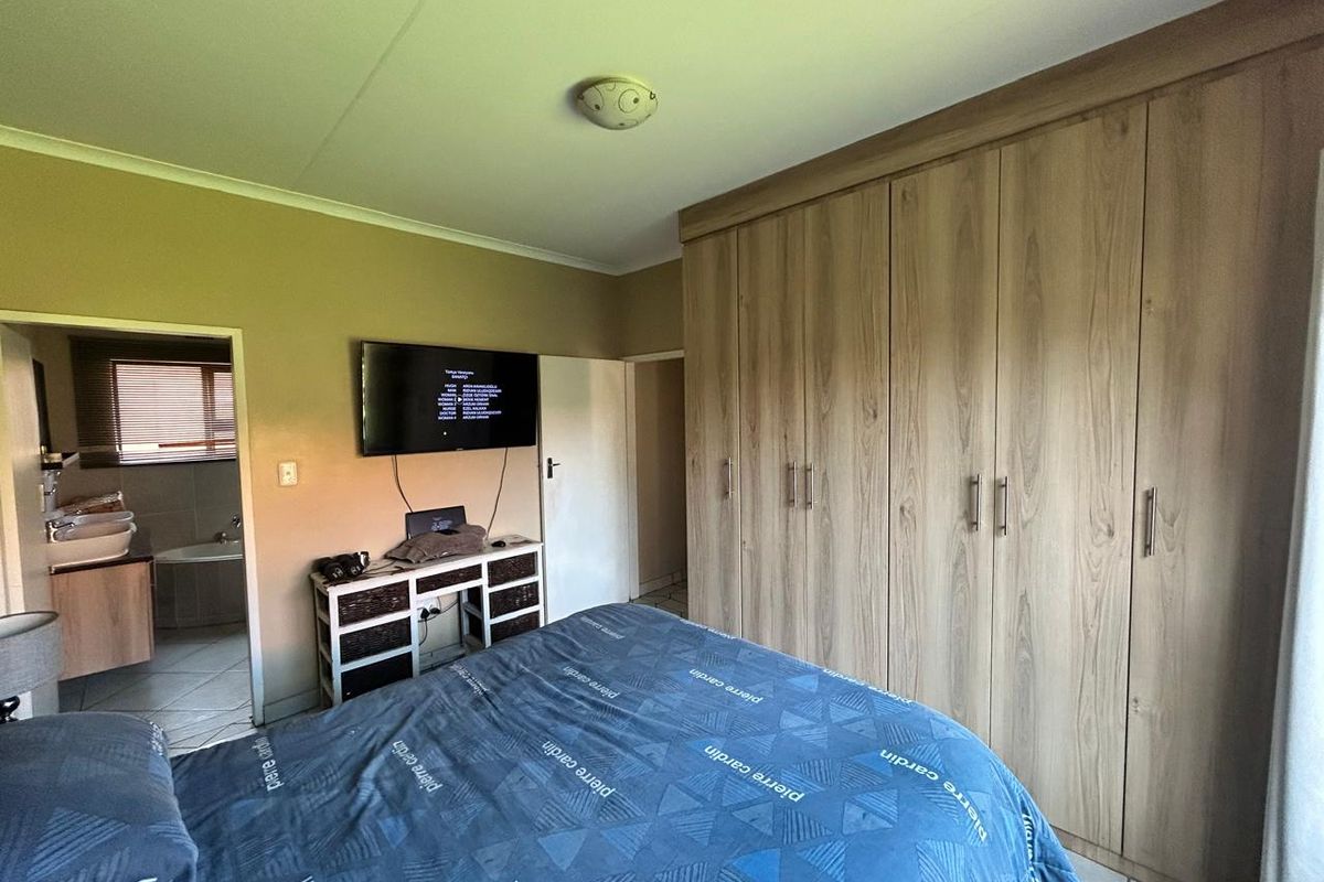 Charming 3-Bedroom Home with Luxurious Amenities - Photo 4