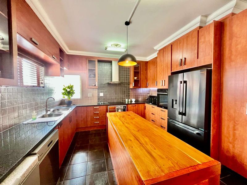 Spacious 5-Bedroom Family Home with En-Suite bathrooms & Exceptional Entertaining Areas - Photo 8