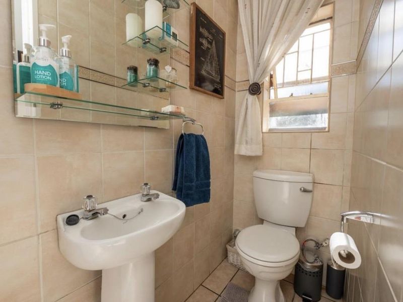 Elevated Family Living in a Secure Glenvista Setting - Photo 9