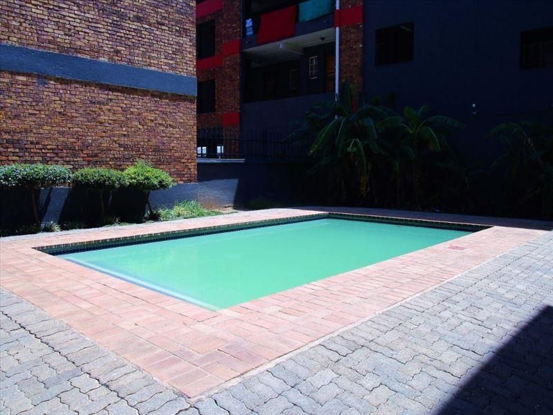 2 bedroom unit with 24 hour security guard! + pool in complex - Photo 8
