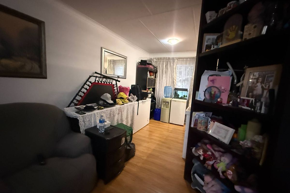 Charming 3-Bedroom Simplex in Sought-After Apple Tree Lane, Northwold - Photo 5