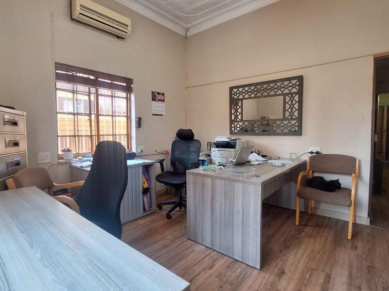 Excellent Multi-let Opportunity, with potential for medical practice - Photo 5