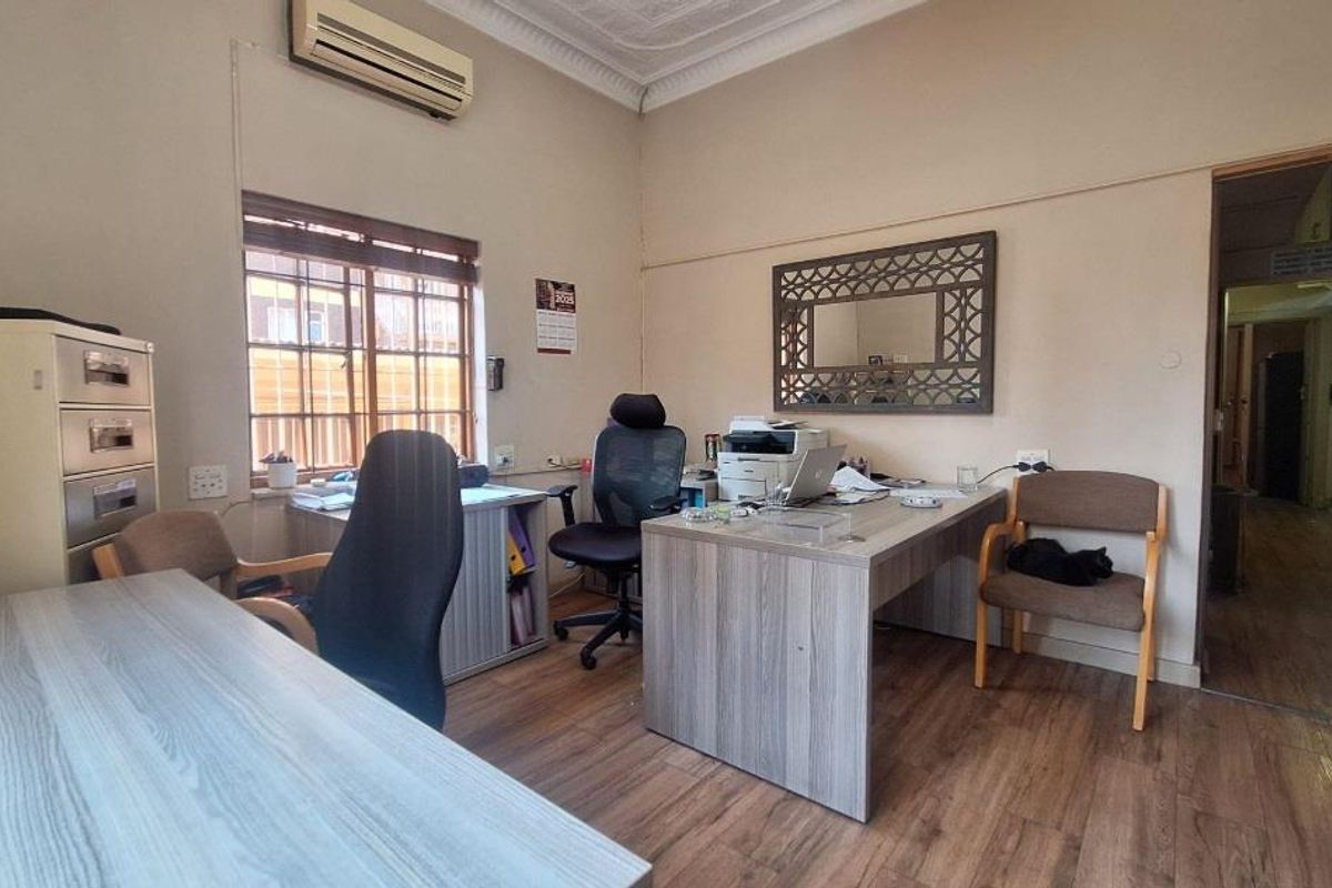 Excellent Multi-let Opportunity, with potential for medical practice - Photo 5