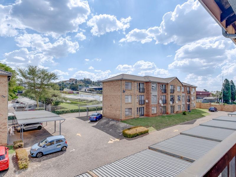 NEAT TOP-FLOOR APARTMENT IN WELTEVREDEN PARK - Photo 10