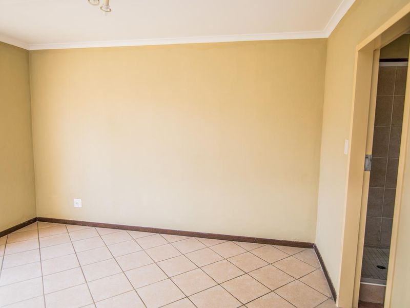 3 Bedroom Simplex With A Private Garden - Photo 10