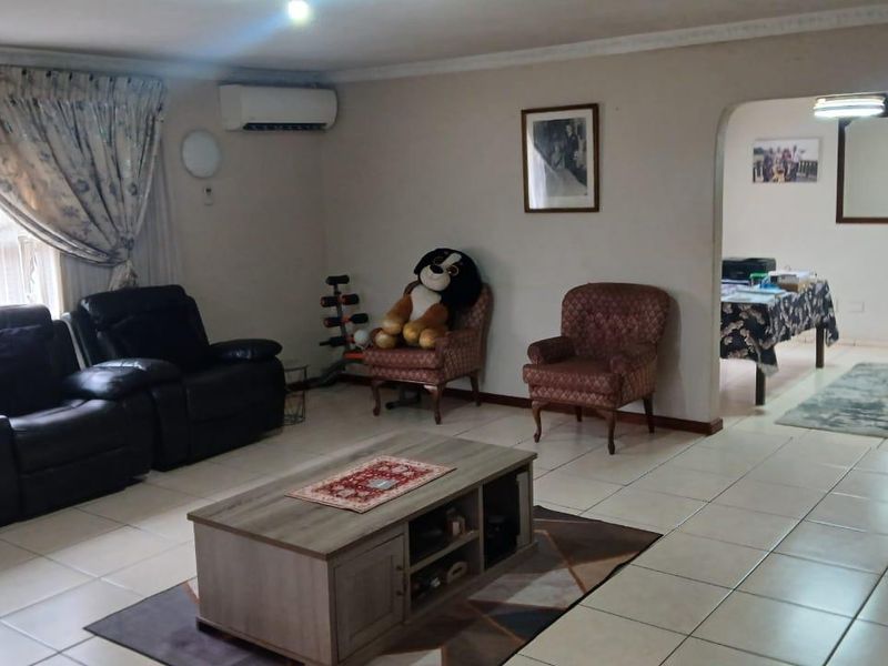 **Immaculate 3 Bedroom House in Palm Ridge** - Photo 4