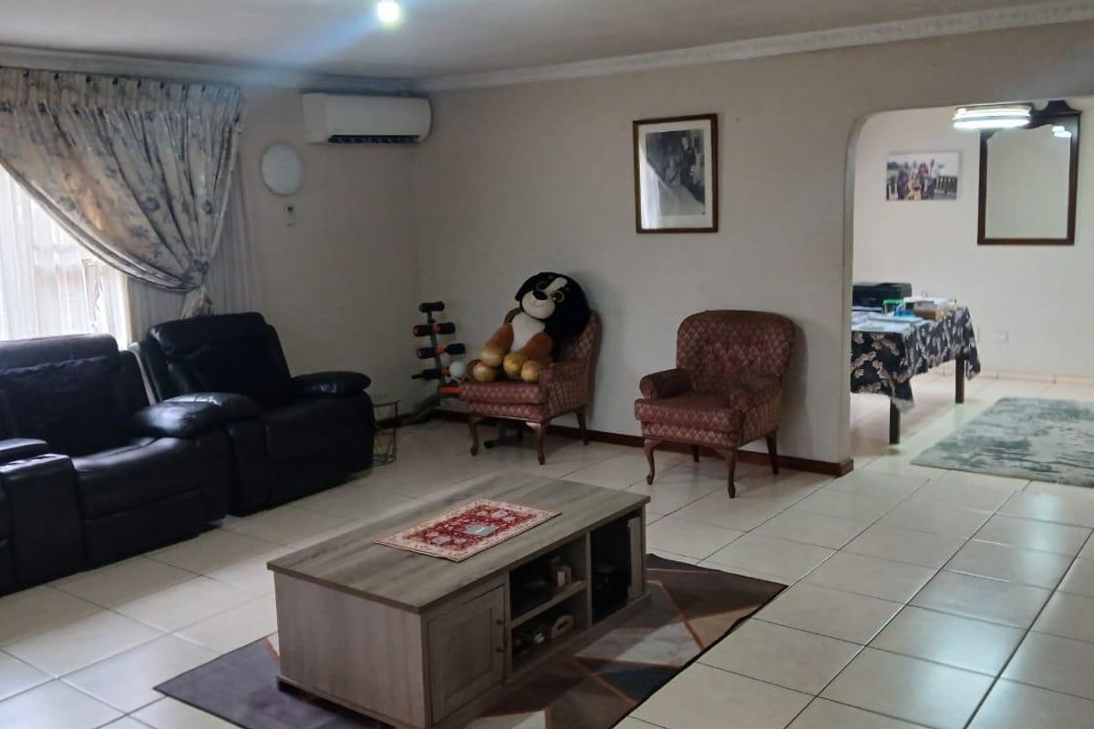 **Immaculate 3 Bedroom House in Palm Ridge** - Photo 4