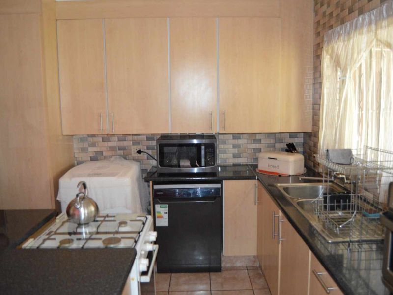 Family Home With A Flatlet In Dinwiddie - Photo 9