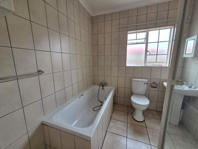 Golden Oaks Living – Ideal for Homeowners or Investors. - Photo 9