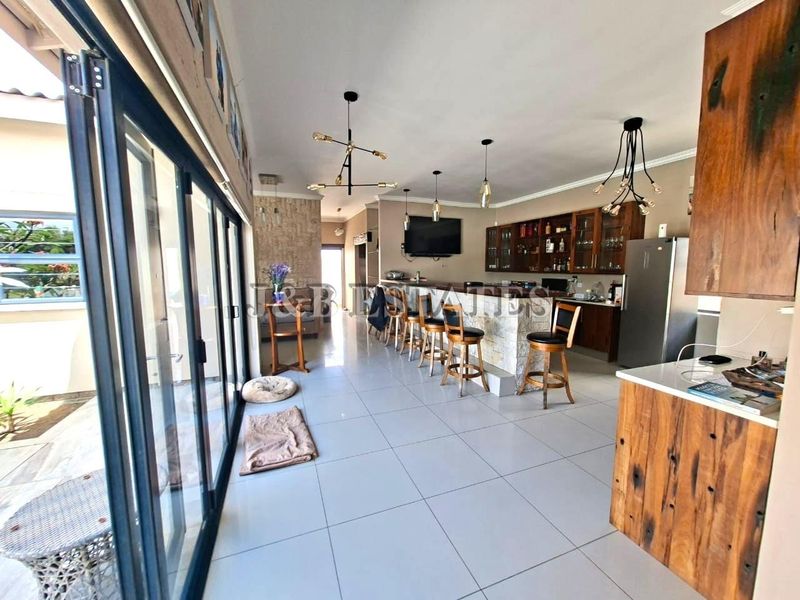 "Elegant Living: Where Comfort Meets Style!" - Photo 8