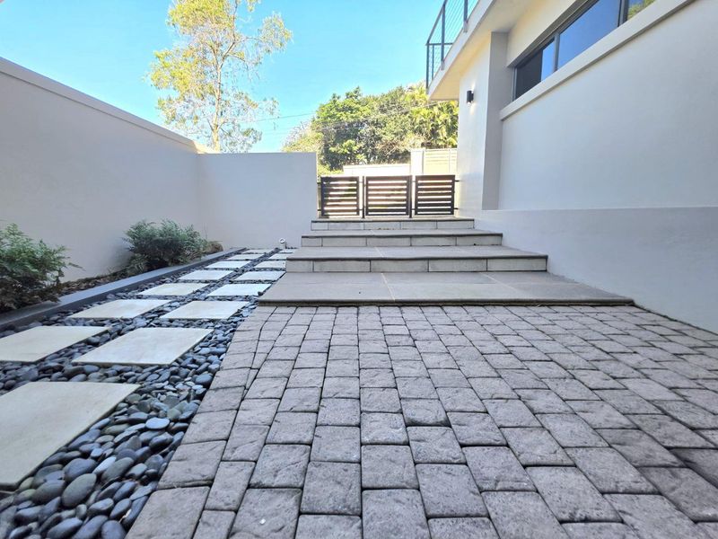 Luxury Statement Home for Sale in Central Kloof – Upper Highway - Photo 6