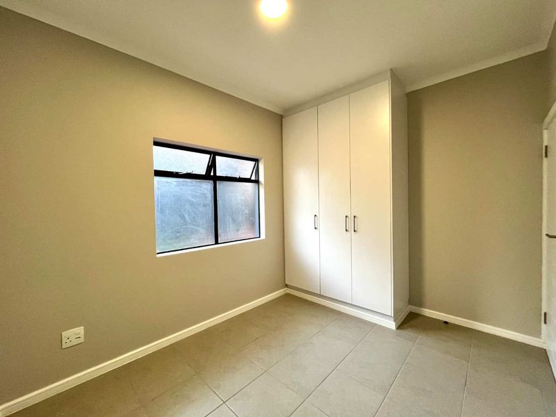 Elegant 2 Bedroom Apartment with Scenic Garden Views - Photo 9