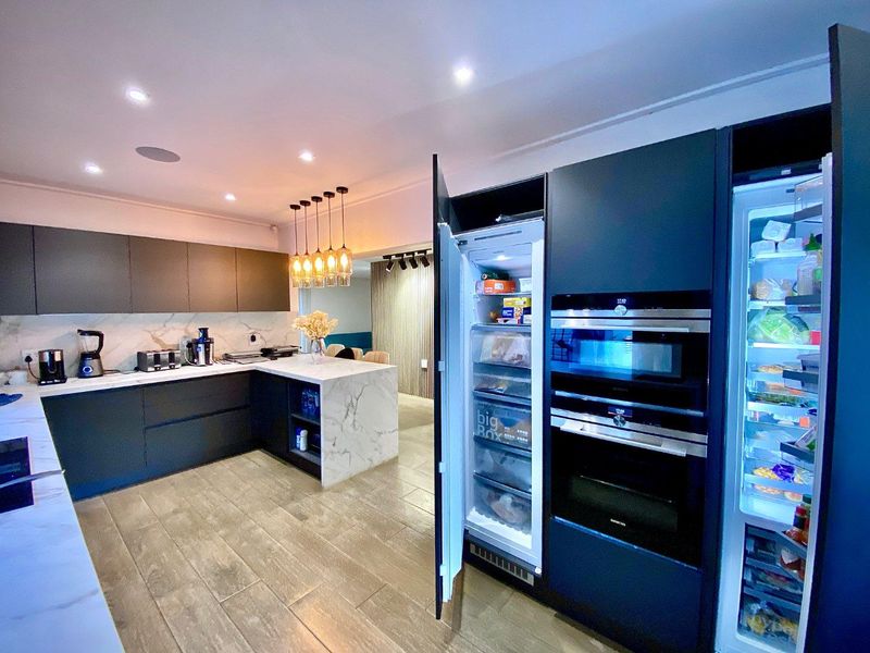 Luxury 5-Bedroom Home with Smart Automation & Triple Garage - Photo 2
