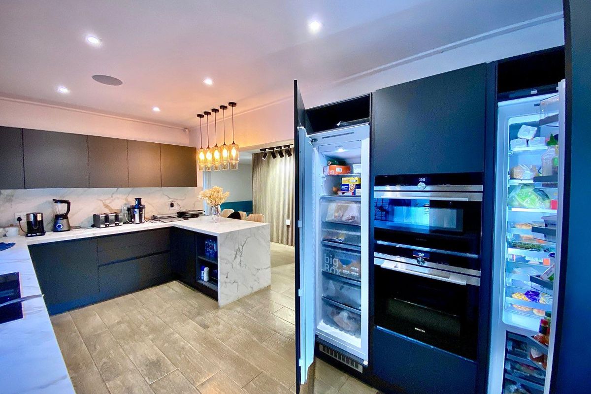 Luxury 5-Bedroom Home with Smart Automation & Triple Garage - Photo 2