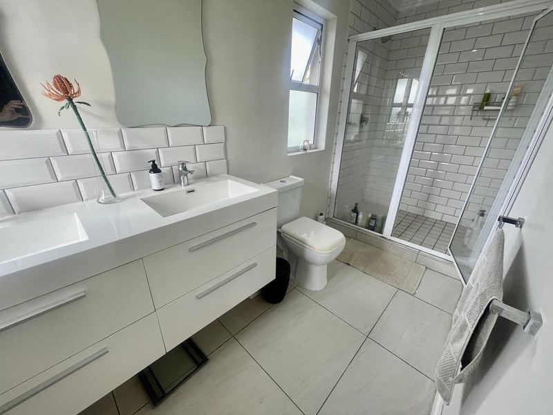 Hendra - Spacious Family Townhouse to Rent in Secure Kindlewood Estate - Photo 10